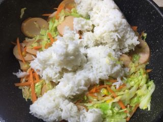 7、玉米肠蛋炒饭,放入隔夜饭。