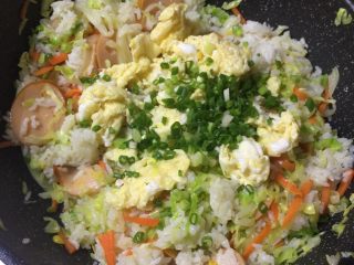 9、玉米肠蛋炒饭,最后加入鸡蛋，葱花炒匀即可。