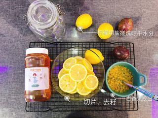 3、蜂蜜柠檬百香果,柠檬切片去籽，百香果挖出