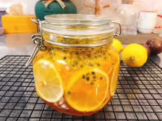 8、蜂蜜柠檬百香果,放入冰箱冷藏 