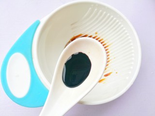 6、好吃到哭的猪油拌面,1小勺老抽。