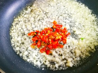 12、好吃到哭的猪油拌面,加入剁椒拌匀，出锅倒入调料中拌匀。