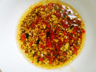 14、好吃到哭的猪油拌面,放入调好的猪油碗里，撒上香菜末即可。