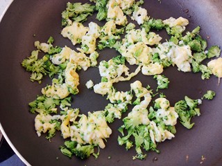 4、花式米饭之爱心蛋包饭,锅里入油，放入蛋液翻炒一会儿，再放入西兰花和葱花翻炒