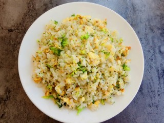 6、花式米饭之爱心蛋包饭,最好加入适量盐盛出锅备用