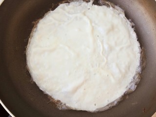 8、花式米饭之爱心蛋包饭,锅里入油，分别放入蛋白液和蛋黄液煎，