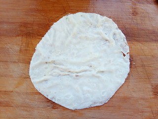 9、花式米饭之爱心蛋包饭,煎至定制取出，把边缘修一下