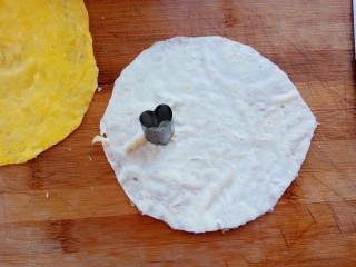 10、花式米饭之爱心蛋包饭,准备一个爱心小模具