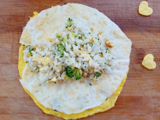 12、花式米饭之爱心蛋包饭,中间包入刚刚炒好的米饭