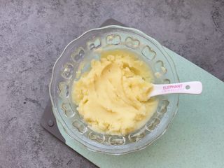 4、土豆椰蓉球,取出，用勺子按成泥状
