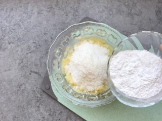 6、土豆椰蓉球,放入糯米粉