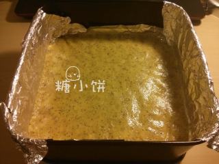 3、伯爵奶茶芝士蛋糕,加入35G杏仁粉和提前过筛过一次的130G低粉拌至无干粉状态, 压入20x20cm的方形模具中,送入冰箱冷藏备用。