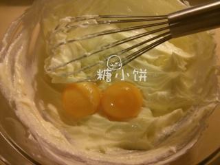 4、伯爵奶茶芝士蛋糕,加入了2个蛋黄充分搅匀。