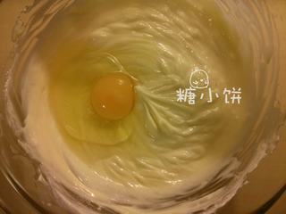 5、伯爵奶茶芝士蛋糕,加全蛋,我直接加进去了,也可以打散成蛋液再加进去。