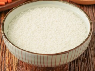 1、新疆特色手抓饭,大米洗净，浸泡半小时