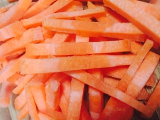 2、新疆特色手抓饭,胡萝卜洗净，切粗条，备用