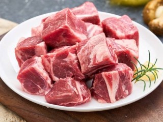 4、新疆特色手抓饭,羊腿肉切块