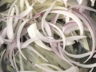 6、新疆特色手抓饭,热锅凉油，倒入洋葱丝编炒出香味