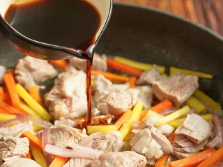 8、新疆特色手抓饭,加水煮至开锅，锅中加入盐和生抽，关火