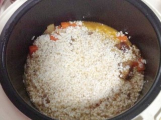 11、新疆特色手抓饭,倒入泡好的大米，铺平