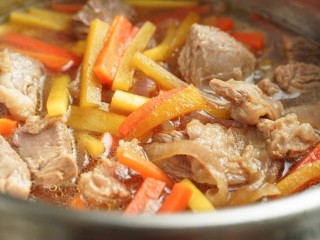 10、新疆特色手抓饭,倒入炒好的洋葱、胡萝卜、羊肉和汤