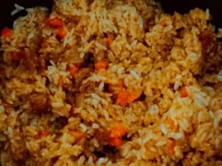 15、新疆特色手抓饭,将锅中米饭与菜肉，翻拌均匀