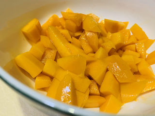 1、芒果西米捞,小台农芒果????,去皮,洗净,切粒;