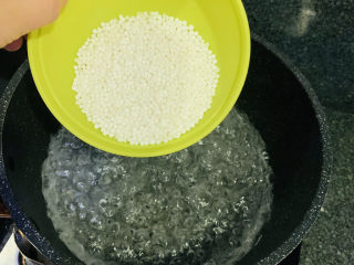 3、芒果西米捞,锅里放清水,煮沸,倒入西米,水沸的时候倒入西米,不容易粘底;