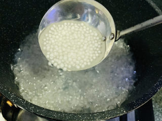 4、芒果西米捞,大火煮,西米三分之一呈白色状;