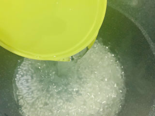 5、芒果西米捞,这时加一碗冷水;