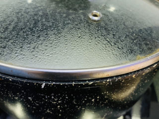 6、芒果西米捞,继续煮沸,然后关火,盖住锅盖焖一会,这是可以去处理小台农;