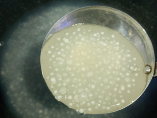 7、芒果西米捞,一边处理小台农,一边观察下西米变化,打开锅盖,这时候西米已经焖呈大部分呈透明状了;