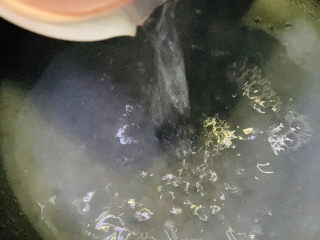 12、芒果西米捞,这时再加半碗水,继续煮开,关火,盖锅盖焖;