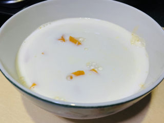 10、芒果西米捞,焖西米的这会,可以把牛奶倒入切好的芒果颗粒中,放微波炉热2分钟,