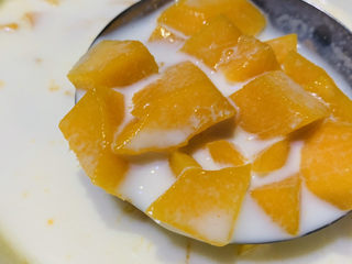 13、芒果西米捞,微波炉已经热好牛奶芒果粒,搅拌一下,热芒果的目的是为了融合牛奶和芒果的味道,有点像芒果汁加牛奶;