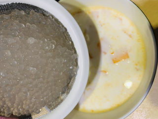 15、芒果西米捞,将西米加入牛奶芒果粒中,搅拌均匀,即可,小台农甜度已经很高,我就不加任何甜度,根据个人需求,也可以加炼乳或者糖;