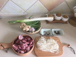 1、排骨豆角焖面,准备材料 最好买小西排。我昨天身体不适没去超市买。结果早上从市场买的排骨一点都不好，好多碎渣。