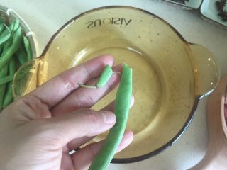 2、排骨豆角焖面,豆角前后去头