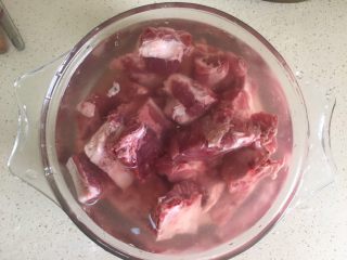 4、排骨豆角焖面,排骨清水洗净
