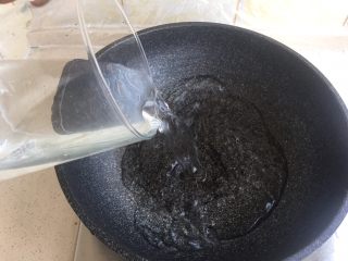 5、排骨豆角焖面,锅内倒水