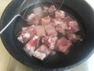 6、排骨豆角焖面,放入排骨