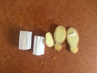 7、排骨豆角焖面,切葱姜