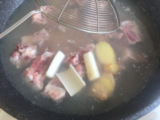 8、排骨豆角焖面,放入锅内 中火