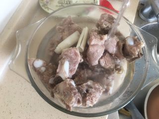 10、排骨豆角焖面,排骨用清水洗净浮沫跟排骨渣子 