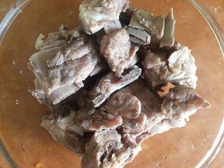 11、排骨豆角焖面,洗净后放入容器沥水备用