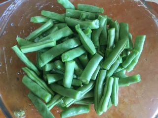 14、排骨豆角焖面,装盘备用