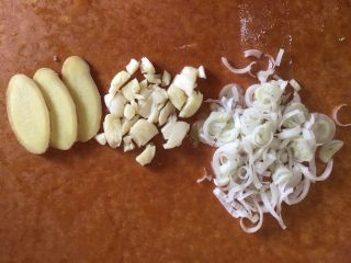 15、排骨豆角焖面,葱姜蒜切好