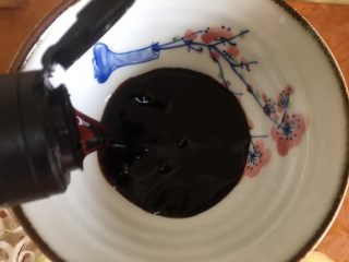 16、排骨豆角焖面,取一碗 倒入生抽 蚝油 比例1:1