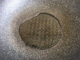 18、排骨豆角焖面,锅内放油加热