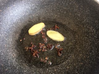 19、排骨豆角焖面,放入花椒大料 姜片 爆香